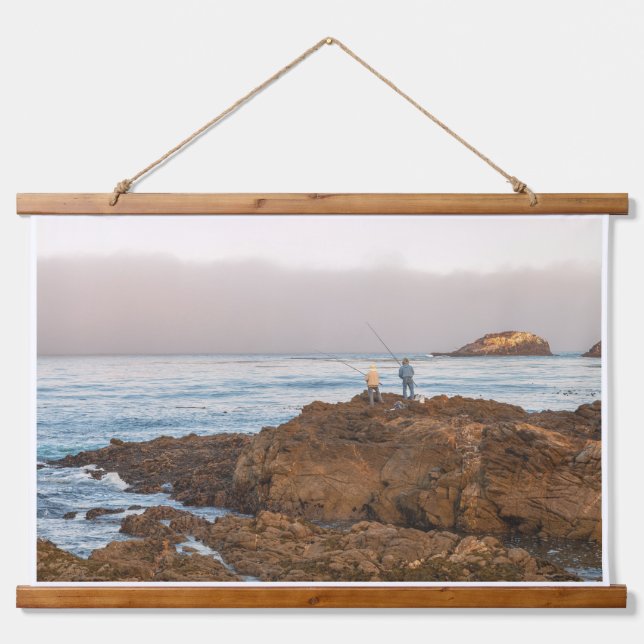 Fishermen on Rocky Shore Wandteppich Mit Holzrahmen (Vorne)