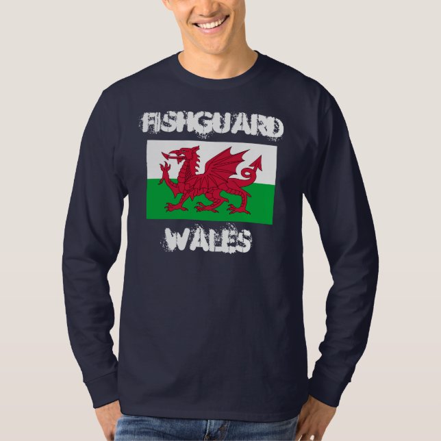 Fishguard, Wales mit walisischer Flagge T-Shirt (Vorderseite)