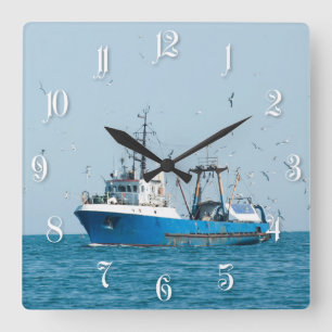 Fishing vessel comes back to the port quadratische wanduhr