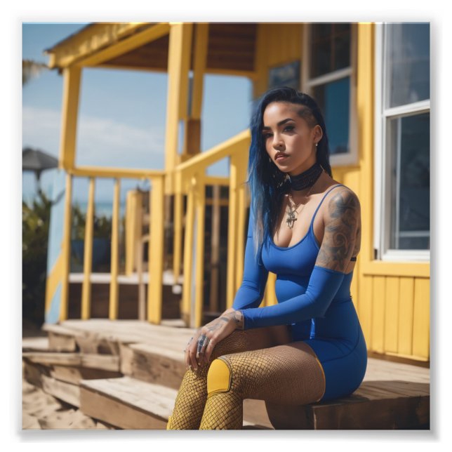 Fishnet Punk Babe sitzt auf Yellow House Porch Fotodruck (Vorne)