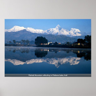 Fishtail Mountain reflektiert in Pokhara Lake, Ind Poster