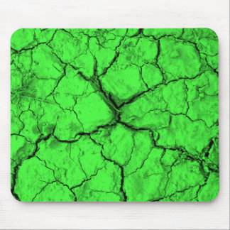 Fissures noires sur le tapis de souris vert