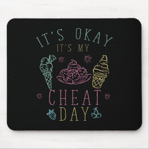 Fitness Trainer Gift Ice Creme in der Höhe seiner Mousepad
