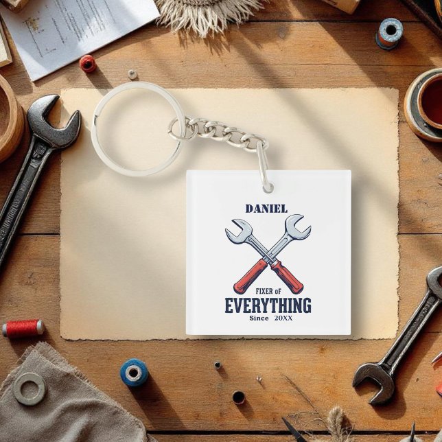 Fixer von allem seit | Tag des benutzerdefinierten Schlüsselanhänger (Von Creator hochgeladen)