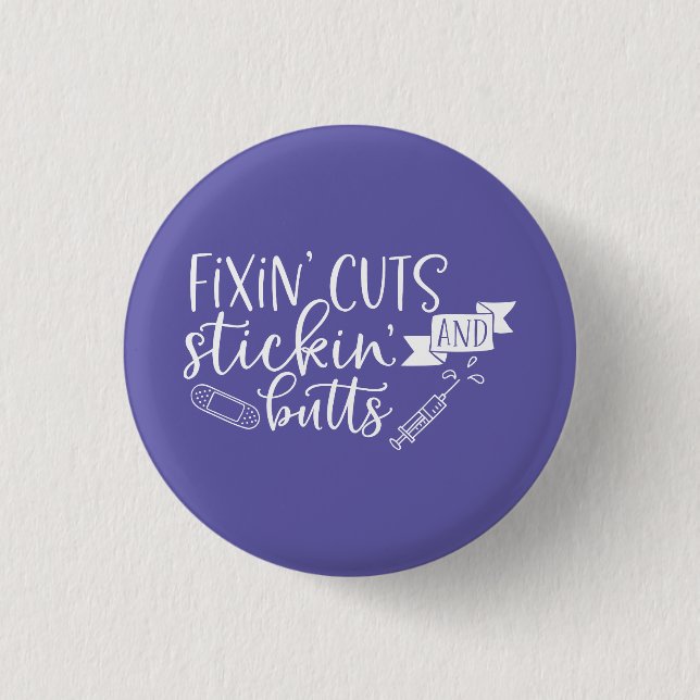 Fixin' Schneiden und Stickin' Hinterns Krankenpfle Button (Vorderseite)
