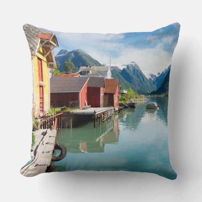 Fjaerlandsfjord Fjordlandschaft in Norwegen Kissen (Vorderseite)