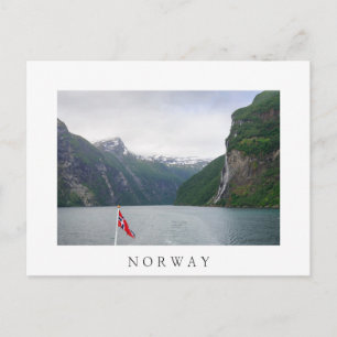 Fjord Geiranger avec drapeau norvégien carte posta