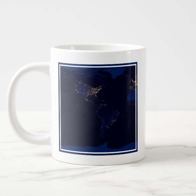 Flachbild-Karte der Erde, auf der die Lichter der  Jumbo-Tasse (Links)