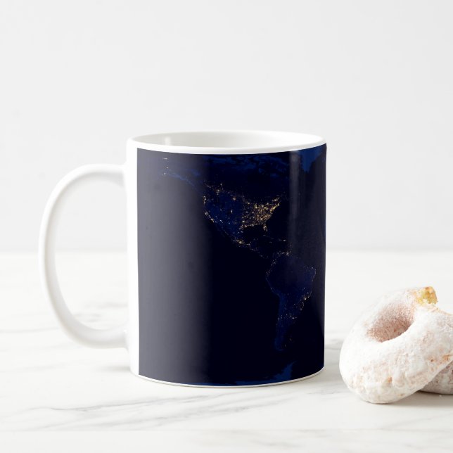 Flachbild-Karte der Erde, auf der die Lichter der  Kaffeetasse (Mit Donut)