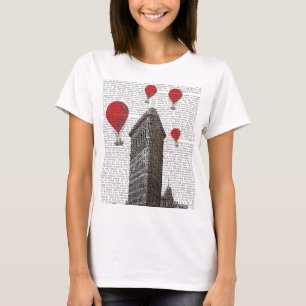 Flaches Eisen-Gebäude und Rot - Heißluft-Ballone T-Shirt