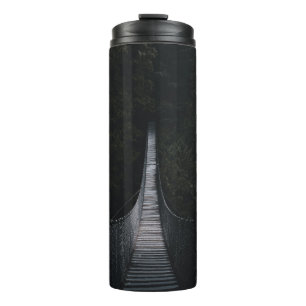 FLACHFOKUSFOTO EINER BRAUNEN HOLZBRÜCKE THERMOSBECHER