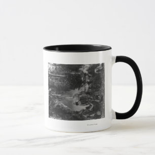 Flachkopfamerikanischer Ureinwohner an der Tasse