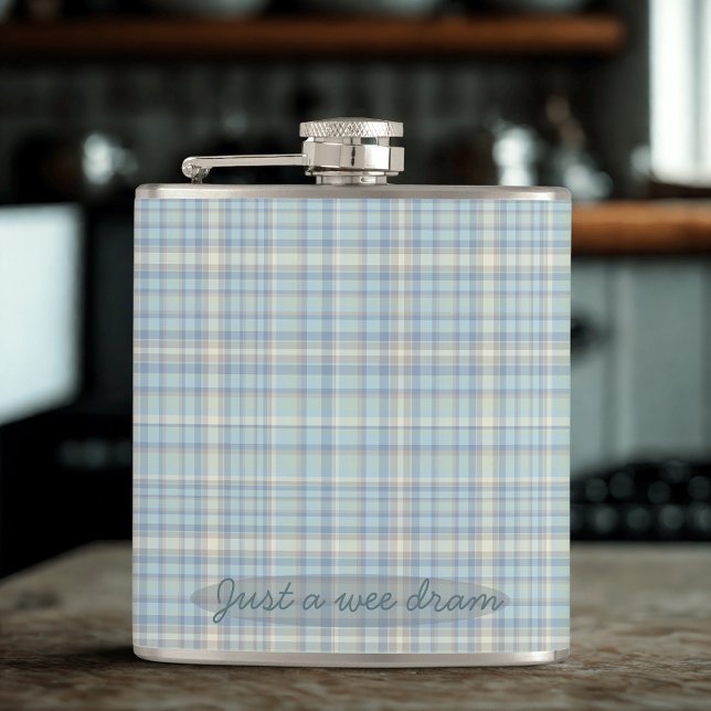 Flacon plat bleu Tartan de printemps moderne (A special clan tartan flask with space for your name)