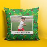 Flag Football Coach Player Personalisiert Kissen<br><div class="desc">Erstellen Sie ein freundliches Geschenk,  das perfekt für Fahnenfußballtrainer und -spieler ist,  wenn Sie Ihr eigenes Foto und Ihre eigene persönliche Nachricht zu diesem Kissen hinzufügen. Ihr Bild und Ihre Nachricht werden auf einem gemusterten Hintergrund mit Fußbällen und farbenfrohen Flaggenriemen angezeigt.</div>