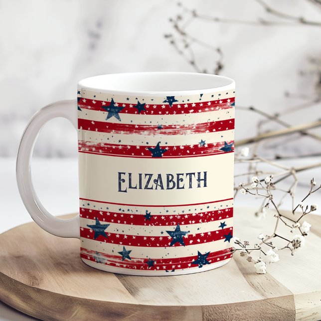 Flag Stars des Patriotischen Shabby Chic Independe Kaffeetasse (Patriotic Shabby Chic Independence Day Flag Stars Coffee Mug on a boho kitchen table with flowers.)