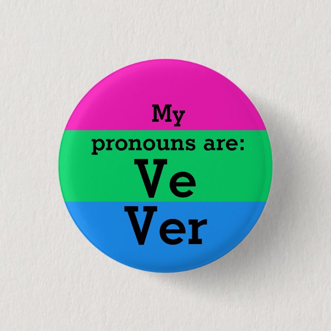 Flag zur Polysexualität mit Ve/Ver Pronoonen Button (Vorderseite)
