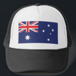 Flagge Australiens Truckerkappe<br><div class="desc">Die Nationalflagge Australiens basiert auf dem britischen Blue Ensign - einem blauen Feld mit der Flagge des Vereinigten Königreichs im Kanton- oder Oberhausviertel - das durch einen großen weißen siebenspitzen Stern (den Commonwealth Star) und eine Repräsentation der Konstellation des Südkreuzes aus fünf weißen Sternen ergänzt wird - einem kleinen Fünf-Sterne-Sterne...</div>