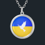 Flagge der Ukraine - Taube des Friedens - Freiheit Versilberte Kette<br><div class="desc">Ukraine - Frieden - ukrainische Flagge - Unterstützung der Freiheit - Solidarität - Starkes Zusammenspiel - Sieg der Freiheit ! Machen wir die Welt zu einem besseren Ort - alle zusammen! Eine bessere Welt beginnt - abhängig - braucht Ihr auch! Sie können auf mehr als 1000 Zazzle-Produkte übertragen. Ändern Sie...</div>