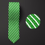 Flagge des pakistanischen Musters Krawatte<br><div class="desc">Die Flagge von Pakistan Pattern Necktie hebt die nationalen Farben des Landes von weitem hervor,  indem sie ein schlaues,  verworrenes Design verwendet. Bei einer näheren Überprüfung zeigt das nahtlos wiederholbare Muster winziger Flaggen das nationale Banner des Landes ästhetisch ansprechend.</div>