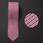Flagge des thailändischen Musters Krawatte<br><div class="desc">Flag of Thailand Pattern Necktie hebt die nationalen Farben des Landes aus der Ferne hervor,  indem sie ein cleveres gezinktes Design verwenden. Bei einer näheren Überprüfung zeigt das nahtlos wiederholbare Muster winziger Flaggen das nationale Banner des Landes ästhetisch ansprechend.</div>
