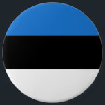 Flagge Estlands Button<br><div class="desc">Die Nationalflagge der baltischen Nation Estlands (sinimustvalge). Die blaue, schwarz-weiße Trikolore kann ihre Wurzeln bis 1881 zurückverfolgen, und sie wurde 1918 formell als Nationalflagge adoptiert, kurz nach der Unabhängigkeitserklärung Estlands, als sie in der Hauptstadt Tallinn aufgezogen wurde. Als die Sowjets 1940 in Estland einmarschierten, wurde die Fahne verboten, bevor sie...</div>