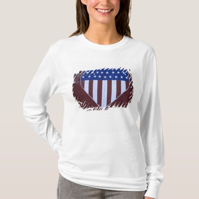Flagge in der Herzform gemalt auf Scheune nach T-Shirt (Vorderseite)