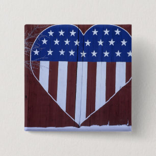 Flagge in Herzform auf einer Scheune gemalt nach 9 Button
