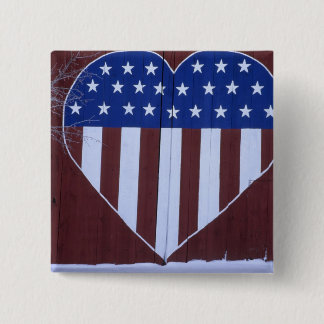 Flagge in Herzform auf einer Scheune gemalt nach 9 Button