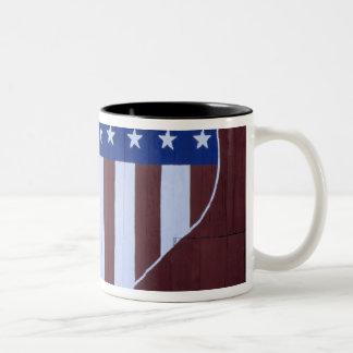Flagge in Herzform auf einer Scheune gemalt nach 9 Zweifarbige Tasse