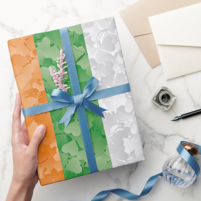 Flagge Irlands mit Kleeblättern Geschenkpapier (Schenken)