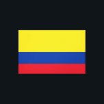 Flagge Kolumbiens - Bandera De Colombia Leinwanddruck<br><div class="desc">Die Nationalflagge Kolumbiens ist eine horizontale Trifarbe von Gelb, Blau und Rot. Es handelt sich um eine Tribanflagge mit horizontalen Bändern in Gelb, Blau und Rot. Vertikal nimmt das Gelbe 50% ein, während die anderen 50% von den blauen und roten Farben in gleichem Verhältnis geteilt werden. #patriotic #colombia #colombian #flag...</div>