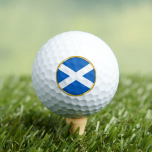 Flagge Schottlands im goldenen Kreis Golfball