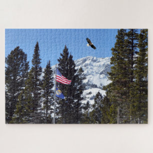 Flagge und Adler mit Berg im Hintergrund