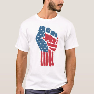 Flagge USA auf einer angehobenen geballten Faust  T-Shirt