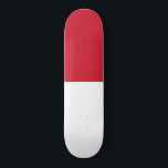 Flagge von Monaco Skateboard<br><div class="desc">Dieses Design zeigt die Nationalflagge von Monaco (offiziell das Fürstentum von Monaco), einem souveränen Stadt-Staat, Land und Mikrostaat an der französischen Riviera in Western Europa. Es grenzt im Norden an Frankreich, im Osten und Westen und im Süden an das Mittelmeer. Das Fürstentum ist weithin als einer der teuersten und reichsten...</div>