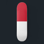 Flagge von Monaco Skateboard<br><div class="desc">Dieses Design zeigt die Nationalflagge von Monaco (offiziell das Fürstentum von Monaco), einem souveränen Stadt-Staat, Land und Mikrostaat an der französischen Riviera in Western Europa. Es grenzt im Norden an Frankreich, im Osten und Westen und im Süden an das Mittelmeer. Das Fürstentum ist weithin als einer der teuersten und reichsten...</div>