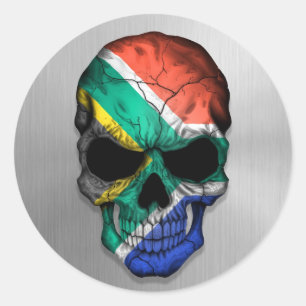 Flagge von Südafrika auf einer Stahlschädel-Grafik Runder Aufkleber