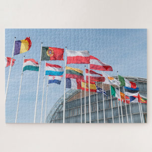Flaggen der europäischen Nationen wehen außerhalb
