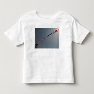 Flaggen fliegen über das Deck der USS Iwo Jima Kleinkind T-shirt