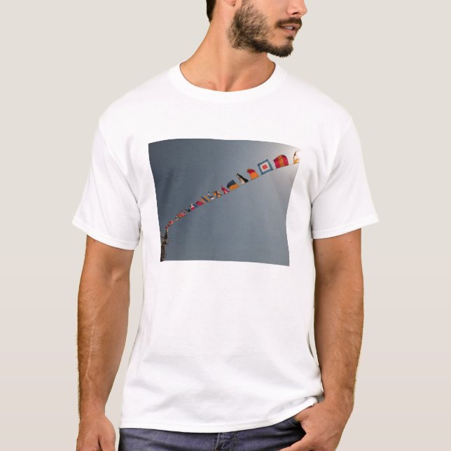 Flaggen fliegen über das Deck der USS Iwo Jima T-Shirt (Vorderseite)