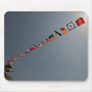 Flaggen fliegen über die Plattform USS Iwo Jimas Mousepad
