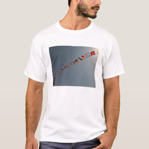 Flaggen fliegen über die Plattform USS Iwo Jimas T-Shirt