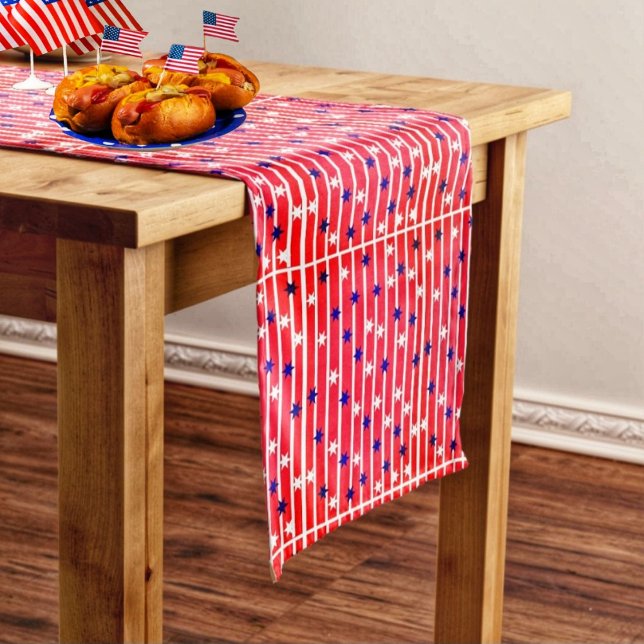 Flaggen Mittelgroßer Tischläufer (Adorn your Independence table with the Flag Stripes Table Runner!)