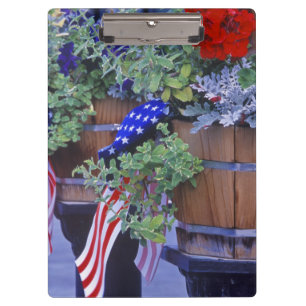 Flaggen und Blumen in Philipsburg Montana Klemmbrett