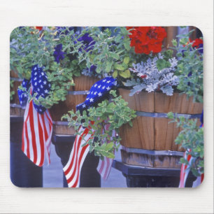 Flaggen und Blumen in Philipsburg Montana Mousepad