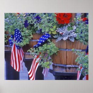 Flaggen und Blumen in Philipsburg Montana Poster