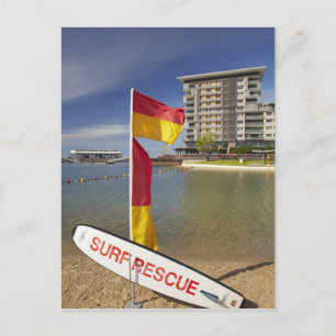 Flaggen und Surf-Rettungsboard Postkarte