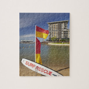 Flaggen und Surfbrett