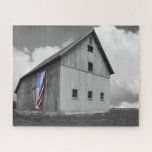 Flaggen unserer Bauern - Stall mit amerikanischer<br><div class="desc">Flaggen unserer Bauern XVI von James McLoughlin. Schwarz-Weiß-Foto einer Scheune mit amerikanischer Flagge.</div>