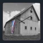 Flaggen unserer Bauern - Stall mit amerikanischer  Quadratische Wanduhr<br><div class="desc">Flaggen unserer Bauern XVI von James McLoughlin. Schwarz-Weiß-Foto einer Scheune mit amerikanischer Flagge.</div>